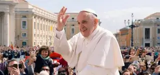 web-featured-pope-francis-waving-to-crowd